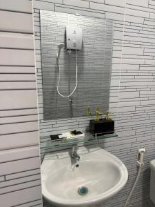 a bathroom with a sink and a shower at Hotel Trần Anh in Xóm Bên Ðông