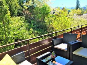 A patio or other outdoor area at Apartment - zentrumsnah, eigener Parkplatz und großer Balkon ins Grüne