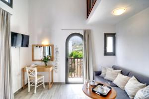 TV in/ali zabaviščno središče v nastanitvi Myrtos Mare Suites