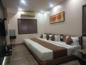 a bedroom with a large bed in a room at Hotel Paradise Ahilyanagar in Ahmadnagar