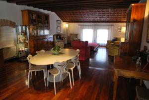 ein Wohnzimmer mit einem Tisch und Stühlen in der Unterkunft Palazzo Raspanti in Treviso