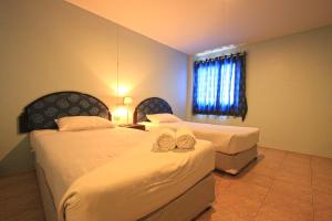 Кровать или кровати в номере Chaba Chalet Hotel