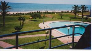 balcón con vistas a la piscina y a la playa en Marina Racons Edificio Leo en Denia