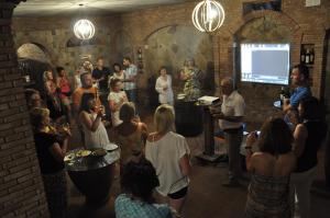 grupa osób stojących w pokoju z prezentacją w obiekcie Marani Hotel w mieście Batumi