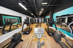 a gym with cardio equipment and treadmills at McCormick Suites by Slumber Stay in Chicago