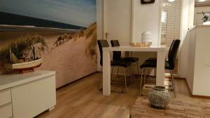 ホルムにある't Behouden huysの白いテーブルと椅子のあるリビングルーム +11枚の写真