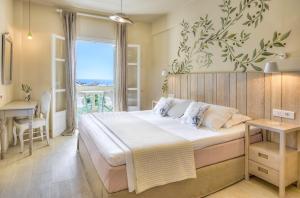 Postel nebo postele na pokoji v ubytování Konstantina Studios