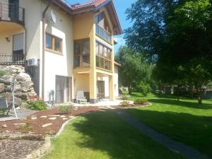 ein Haus mit grünem Rasen davor in der Unterkunft Ferienwohnung Pliefke in Winringen