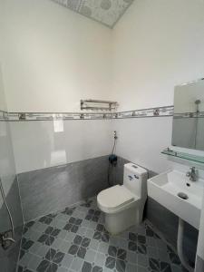 a bathroom with a toilet and a sink at Town Homestay in Thôn Sơn Hải