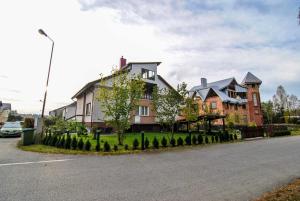 ein großes Haus an der Seite einer Straße in der Unterkunft Juozo Namas in Druskininkai
