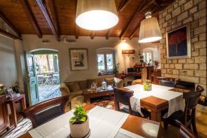 Posedenie v ubytovaní Enastron Guesthouse