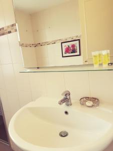 A bathroom at Torino Apartments شقق تورينو