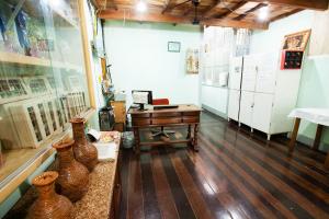 Habitación con piano y jarrones sobre una mesa en Hostel Amazonia, en Belém