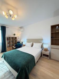 a bedroom with a large bed with a green blanket at Old Town Vinyl Retreat near the Cathedral with retro vibes in Iaşi