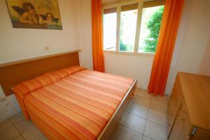 リニャーノ・サッビアドーロにあるVilletta Ambraの小さなベッドルーム(ベッド1台、窓付)
