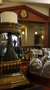 un restaurant avec un comptoir et une table avec des verres dans l'établissement Orfeas Classic, à Kateríni