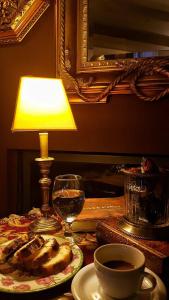 una mesa con una lámpara y una copa de vino en Orfeas Classic, en Katerini