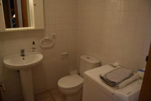 Un baño blanco con inodoro y lavabo. en Apartaments Bizantí, en Sant Martí d’Empúries 9 fotos más