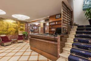 un bar en una sala de cata de vinos con botellas de vino en Hotel Montecarlo, en Venecia