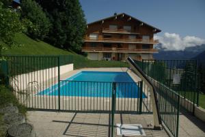 a swimming pool in front of a building at appart st gervais le Topaze in Saint-Gervais-les-Bains