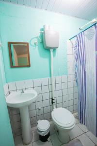 a bathroom with a toilet and a sink at Hostel Amazonia in Belém