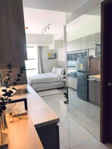 a kitchen and living room with a couch in a room at Horizons 101 Studio unit near Fuente in Cebu City