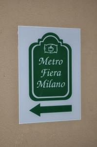 um sinal para uma metrferia milina na parede em Affittacamere Metro Fiera em Pero