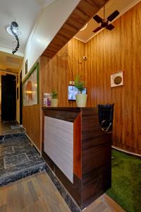 a lobby with wooden walls and a ceiling fan at Hotel Pi-Tapovan in Rishīkesh