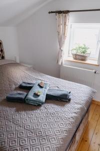 a bed with two towels sitting on top of it at Ferienhaus Waldzeit in Heimbach