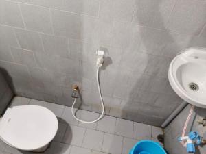 a bathroom with a toilet and a sink at Sumathinandanakuteer in Pithāpuram