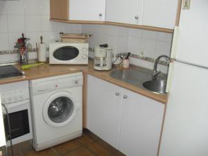A kitchen or kitchenette at Alcaraván 32