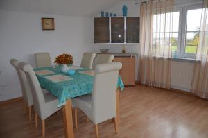 a kitchen and dining room with a table and chairs at Ferienwohnung Sigrid in Forchheim