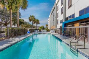 a swimming pool in front of a building at Hampton Inn & Suites Port St. Lucie in Port Saint Lucie