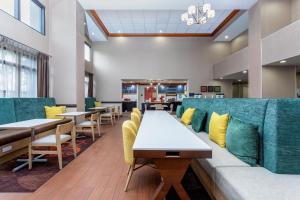 a waiting room with a couch and tables at Hampton Inn & Suites Port St. Lucie in Port Saint Lucie
