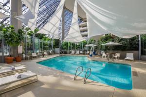 ein Schwimmbad in einem Gebäude mit Glasdecke in der Unterkunft DoubleTree by Hilton Rochester in Rochester