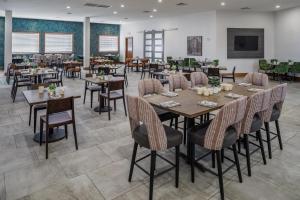 ein Esszimmer mit Holztischen und Stühlen in der Unterkunft DoubleTree by Hilton Rochester in Rochester