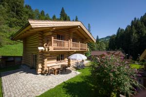 Blockhaus mit Terrasse in der Unterkunft Blockhaus Chalet Heim in Kirchberg in Tirol