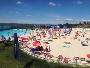 una grande folla di persone in piscina di Quinta do Mineiro-Serra da Estrela a Matança