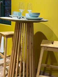 a table with plates and wine glasses on top of it at Studio confortable à proximité des thermes in Salies-de-Béarn