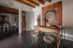 um quarto com uma mesa e cadeiras e uma sala de jantar em Casa Rural Errota-Barri em Larrauri