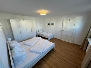 ein kleines Zimmer mit zwei Betten und einem Kleiderschrank in der Unterkunft LandschaftsTräume in Simmerath