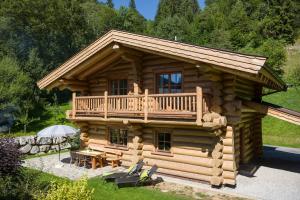 Ein Garten an der Unterkunft Blockhaus Chalet Heim