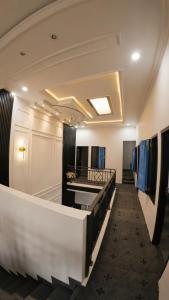 a large room with a hair salon with blue towels at Altea House in Diyeng