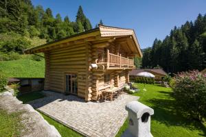 Ein Garten an der Unterkunft Blockhaus Chalet Heim