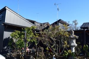 a garden in front of a house at 民泊 福来 in Nasushiobara