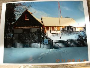 una casa con una recinzione nella neve di Travel back in time a Nyord