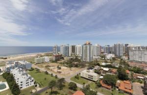 an aerial view of a city with buildings and the ocean at Apartamento Chronos in Punta del Este