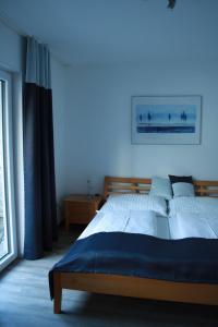 ein Schlafzimmer mit einem großen Bett und einem Fenster in der Unterkunft Appartement Pürstinger in Altenmarkt im Pongau