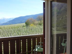 Vista generica sulle montagne o vista sulle montagne dall'interno dell'affittacamere