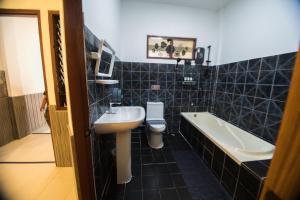 ein Badezimmer mit Waschbecken, Toilette und Badewanne in der Unterkunft บ้านคุณ เฮ้าส์ in Phrae + 28 Fotos